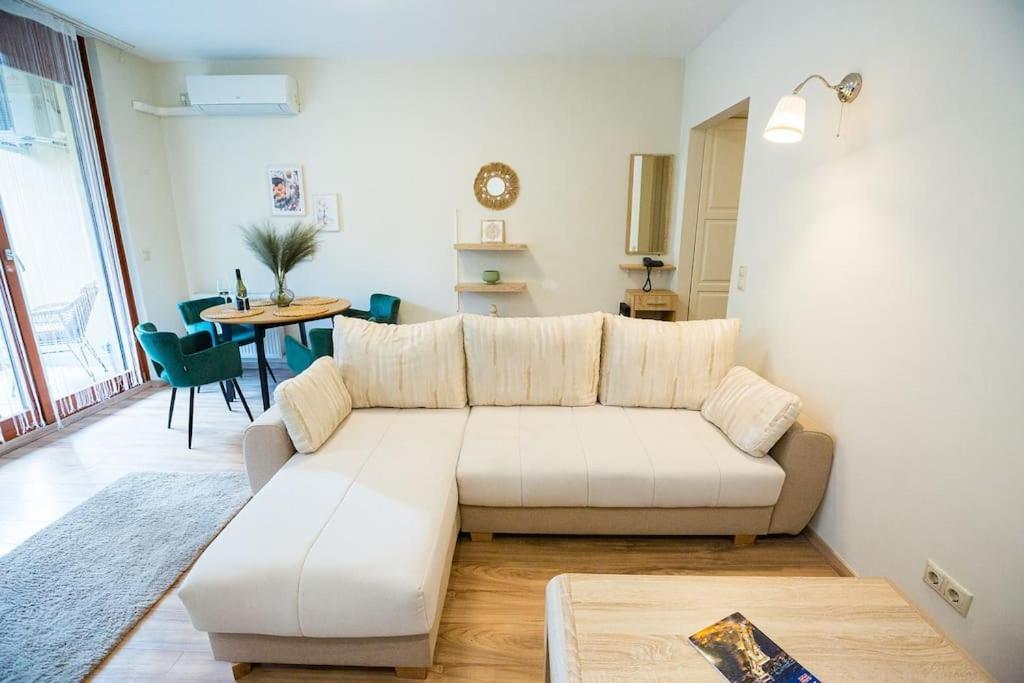 Apartament Familyoasis In Vibrant Ujlipot *